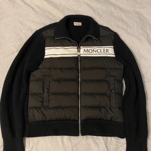 Moncler cardigan - Väldigt fin cardigan, i storlek s. Qr kod finns i jackan och det är bara att höra av sig om man vill ha mer bilder eller frågor!! 