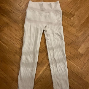 beige träningstights - Beige ribbade träningstights från stronger. Jättesköna och bra skick.