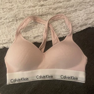 Calvin Klein topp - Bra skick. Storlek m. Hör av er för fler bilder och info!
