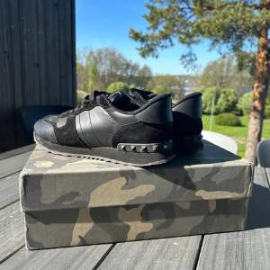 GIVEAWAY! Tjena tävlar nu ut dessa feta valentino rockrunner i strl 43!  Steg för att vara med 1. Lika denna annons 🥇 2. Följ mig på plick  🥈  3. Skriv klar 🥉 Vinnaren väljs ut 31 Oktober! 🏅 Lycka till!!   