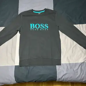 Svart Hugo Boss sweatshirt i perfekt skick storlek M, pris kan diskuteras