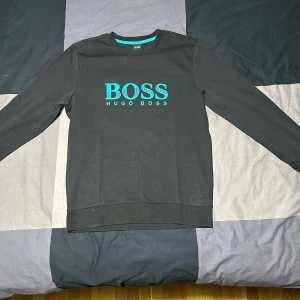 Hugo Boss sweatshirt  - Svart Hugo Boss sweatshirt i perfekt skick storlek M, pris kan diskuteras
