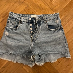 jeansshorts - Ljusblå jeansshorts, bra skick Pris kan diskuteras 