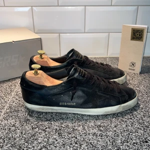 Golden Goose sneakers  - Golden Goose sneakers i storlek 43. Finns få defekter annars i väldigt bra skick. Box samt passport medföljer. Priset är diskuterbart. Vid funderingar skicka gärna ett dm! 🙌