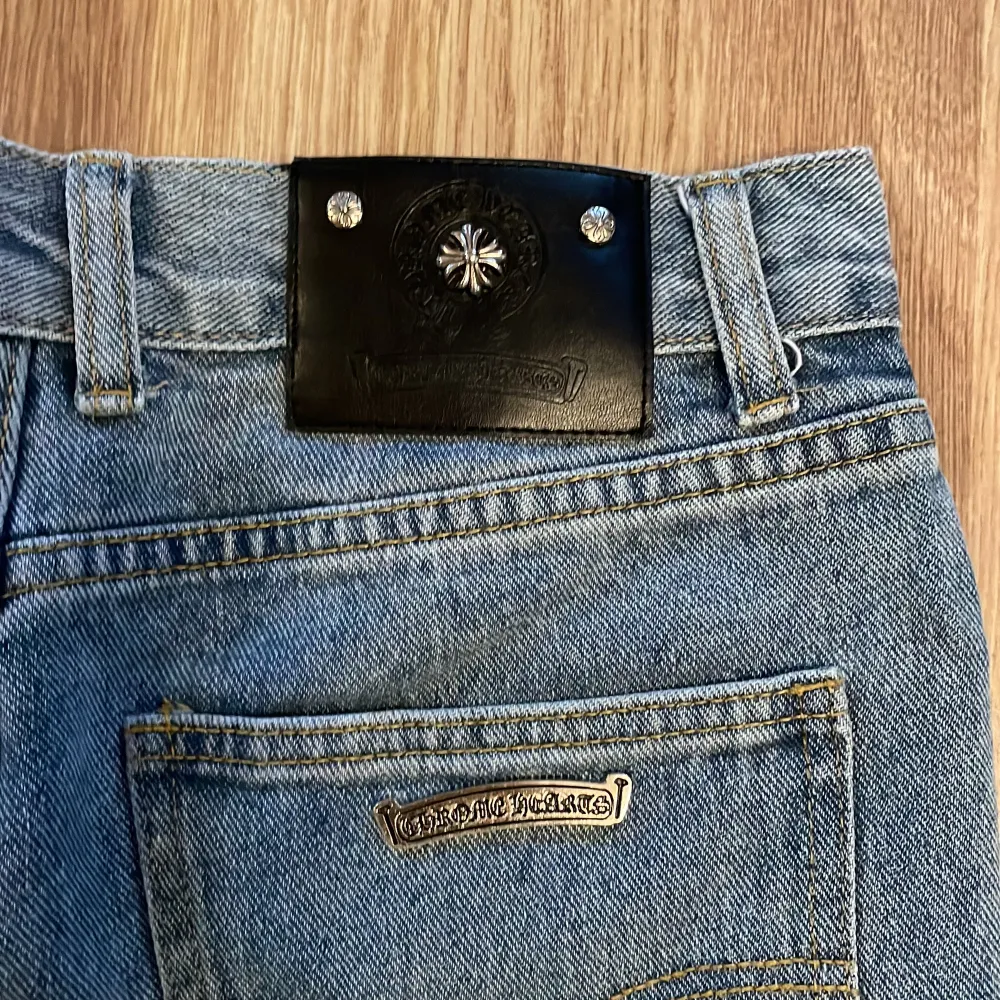 Säljer dessa chrome hearts jeans då den aldrig används, haft den i 1 år men bara använt några månader. Måtten: benlängden är cirka 96cm och höften är cirka 36cm. Jeans & Byxor.