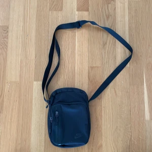 Nike tech väska - Säljer denna feta väska använd typ 1 gång condition 10/10 