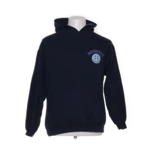 Menace Huvtröja - Menace Huvtröja med tryck i relativt gott skick. Avgör skicket själva med bilderna. Skriv om ni har några funderingar. 