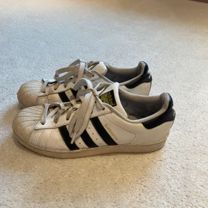 Adidas Originals Superstar - Köpte skorna här på Plick men de var för stora. Därav har jag inte använt dem.   - Storlek 38 2/3  - Normala i storleken  Skriv privat meddelande vid intresse🫶