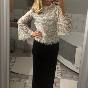 Spetströja med volang ärmar - Jättesöt tröja från NA-KD som passar bra till lite festligare tillfällen! Den har ett underbyggda som man ser på bilden så att den är inte genomskinlig!🤍pris kan diskuteras!💕