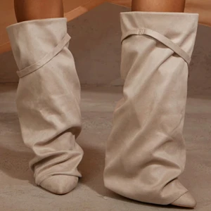 Beiga stövlar/boots - Super snygga aldrig använda beiga stövlar som inte kommit till användning!🥰