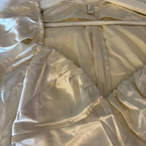 Festtopp från Nelly  - Champangefärgad topp. (Ej använt på länge så därmed väldigt skrynklig på bilderna)