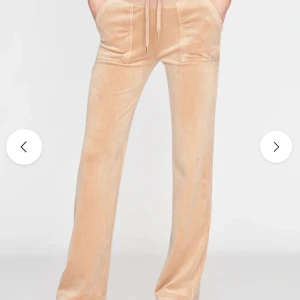 Juicy couture byxor - Säljer mina juicy couture byxor då dem inte kommer till användning längre. Dem är super sköna och skit snygga. Lågmidjade och beiga 💗nypris 1200, priset går att diskutera vid snabbt köp