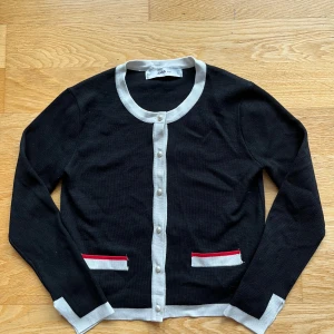 Zara kofta - Nyskick, använd ca 1 gång. Perfekt kofta till en klänning.