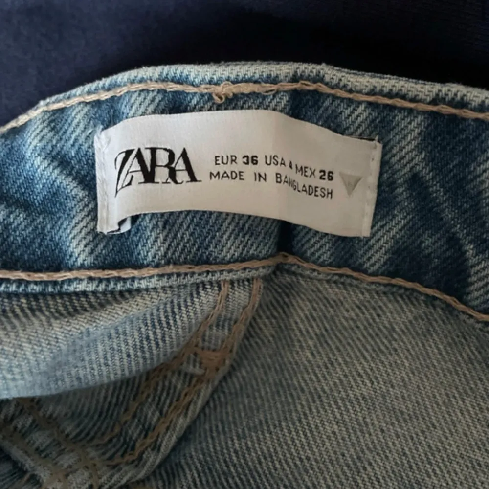 Säljer ett par ljusblå jeans i en klassisk straight fit. De är midwaist och har en avslappnad passform som är perfekt för vardagsbruk. Jeansen är i bra skick och passar till det mesta i garderoben.. Farkut & Housut.