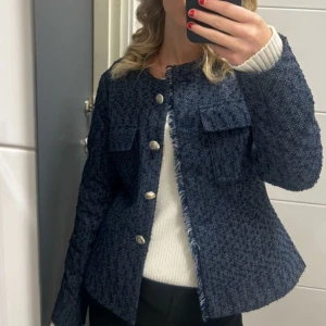 Kappa - En mörkblå snygg kappa med fina detaljer!💞 jättebra skick och passar Xs-M