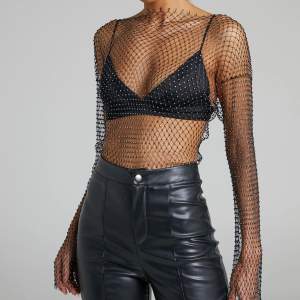 Jättegullig rhinestone topp från Zara frankrike. Helt oanvänd, prislapp sitter fortfarande på. Nypris: 229kr