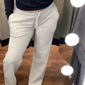 Mjukisbyxor - (lånad bild) I bra skick!💖 säljer den för att den är för lång för mig (är 156 cm)💗 spetsen i byxorna är grå inte vit