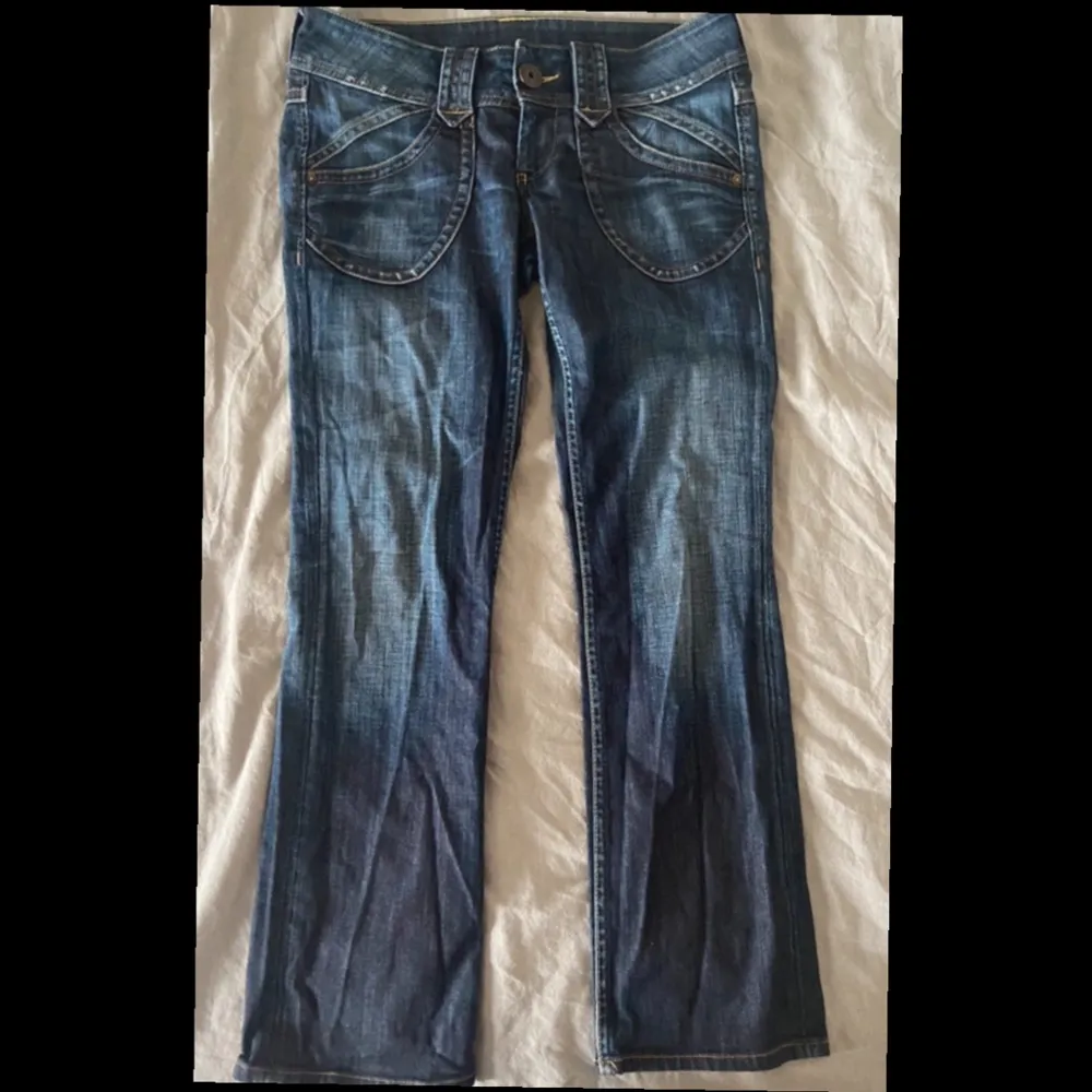 Säljer dessa snygga jeans från pepe jeans! Pris kan diskuteras, Passar s/xs💗. Jeans & Byxor.