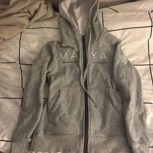 Jätte fin Maya Delorez zip-up hoodie.  - Hej, säljer denna jätte fina Maya Delorez hoodie. Då den är tyvärr för liten för mig. Den är ganska använd. Men är fortfarande i jätte bra skick. Skriv privat för fler bilder eller mått. Pris kan diskuteras💕