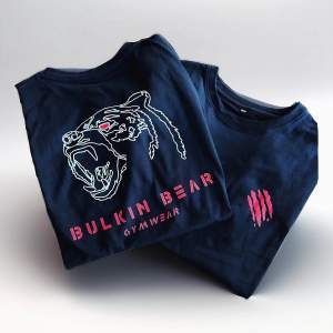 Säljer en svart t-shirt från Bulkin Bear Gymwear. Den har ett coolt tryck av en björn i vitt och rött på framsidan och texten 'Bulkin Bear Gymwear' i rött. Perfekt för gymmet eller en avslappnad dag.