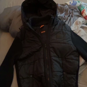 Hugo boss cardigan - Hugo boss jacka (cardigan) jättejättefint skick bara använt fåtal gånger, storlek S  Skriv för mer info om jackan 