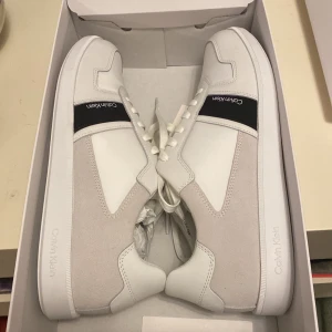 Ck skor - Säljer ett par helt oanvända skor för ett mycket bra pris. Säljer dessa då vi råka beställa fel storlek. Storleken på skorna är 43! Hör av er vid intresse😊