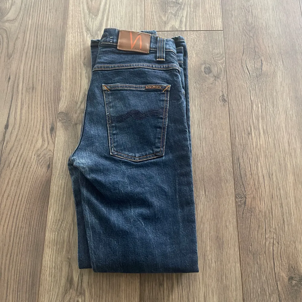 Nudie jeans modell grim tim  Storlek 31/32  Skick 9/10  Nypris 1599kr . Jeans & Byxor.