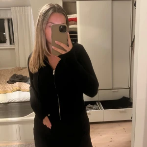 Zip kofta Gina  - Använd en gång, bra skick.