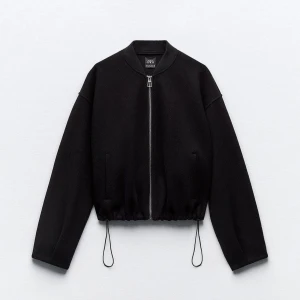 Svart kappa Zara - Super snygg svart Zara bomberjacka/kappa, samma material som en kappa💓 SUPER fint skick då den är använd Max 2 gånger, priset kan diskuteras! ‼️Lägg gärna prisförslag😊‼️