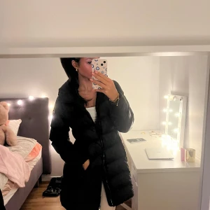 Colmar damjacka lång - Vinterjacka i fint skick, storlek 42 i italienska storlekar och 36 i europeiska, hör av er vid frågor