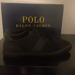 Säljer ett par stilrena svarta sneakers från Polo Ralph Lauren. Skorna är använda men väldigt bra skick. Pris kan diskuteras. LÅDAN INGÅR INTE!!