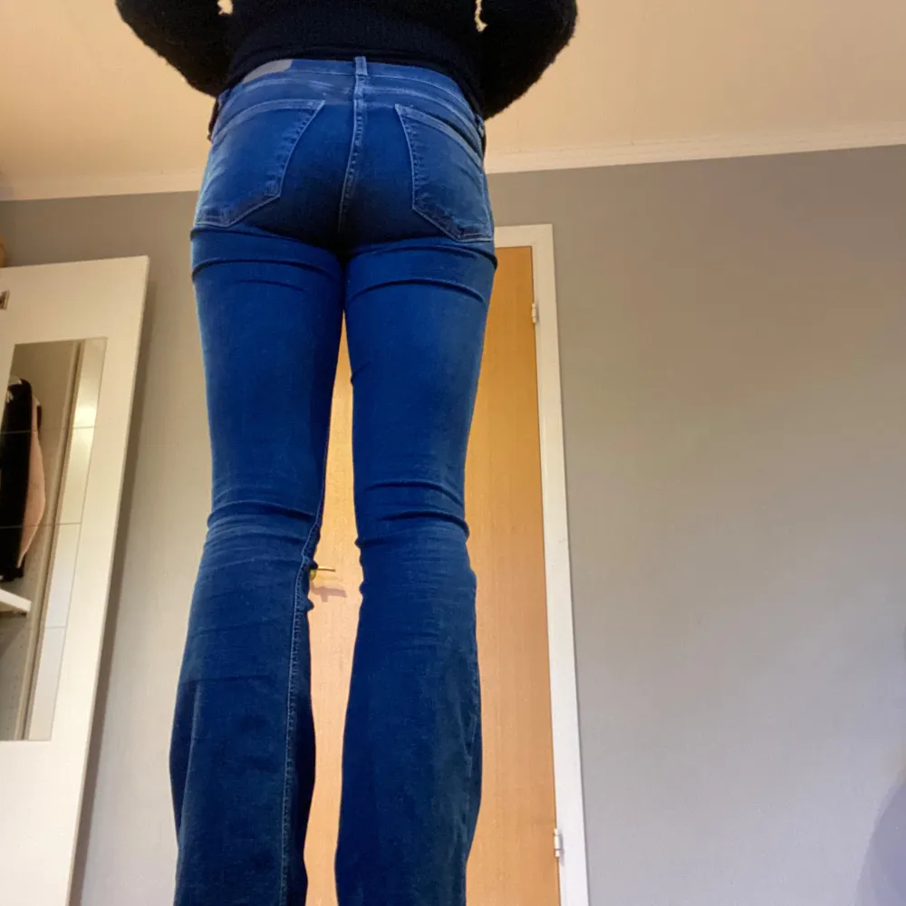 Dem är i mycket bra skick och använda fåtal gånger Säljer dem för att dem är lite korta och kommer sällan till användning  Midjemåttet är 35/36cm Innerbensmåttet är 77cm. Jeans & Byxor.