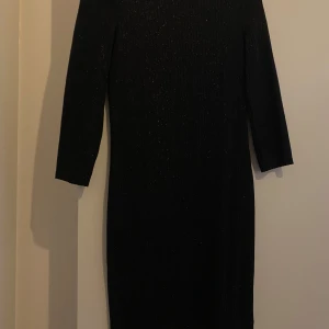 Klänning glittrig svart  - Ny 