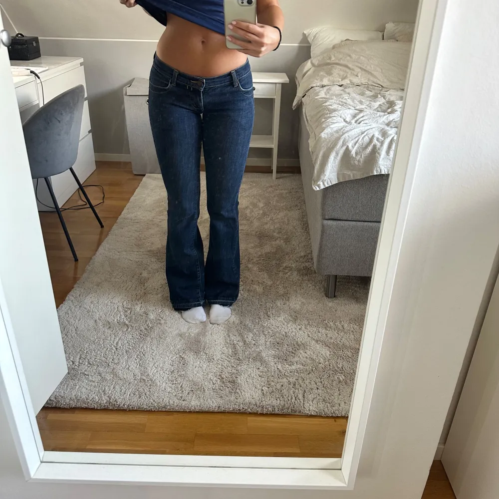 Säljer ett par snygga lågmidjade blå bootcut jeans i bra skick! Märket är fornarina och jag är 170, innerbenslängden är 85cm, pris kan diskuteras!💕. Jeans & Byxor.