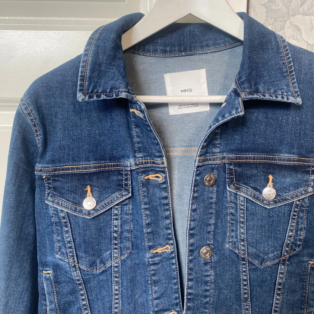 Säljer min super fina och nästan helt nya jeansjacka, som tyvärr inte kommit till användning:) om ni har frågor om mått är det bara att skirva till mig❤️. Takit.