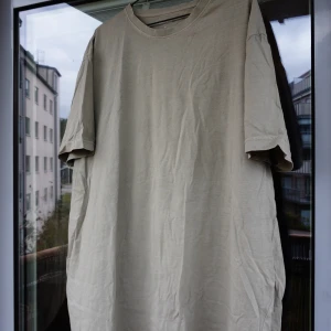 T-shirt  - Tröja från Dressmann i en gröngrå färg. 4XL. Sitter väldigt oversize på mig som är 180cm. Inte mycket använd. Kolla gärna profilen. Säljer gärna flera plagg samtidigt. Frakt tillkommer. 
