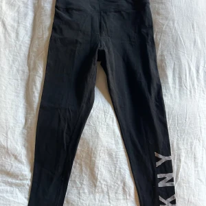 Träningstights - Säljer dessa träningstights från DKNY. Bra skick då de inte kommit till mycket användning! Nypris ca 900