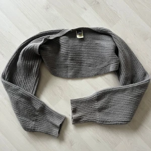 Kofta - Superkort, grå kofta från SHEIN!! Använd en del faktiskt men fortfarande bra skick!🧚🏼‍♀️