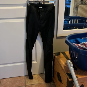 Skinnbyxor - Inte äkta skinn köpta från SHEIN, säljer då dom är förstora för mig. Storlek XS men sitter mer som S-M ska vara som skinny fit Fint skick använt ca 1-3 gånger. Tyvärr klippt bort lappen. Skriv gärna vid intresse köpare står för frakt 😊