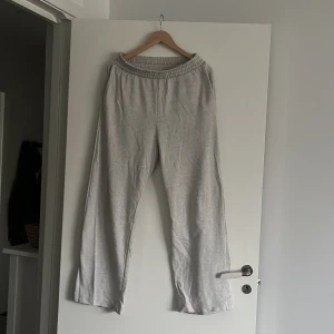 Gråa mjukisar - Gråa mjukisbyxor från HM i strl S. Använda men inga hål eller slitningar. Jag är 163 och de är bra i längden, ej för långa eller korta✨🎀