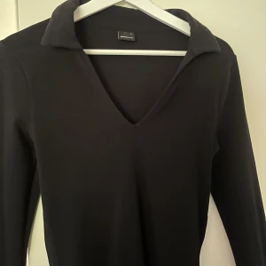 Tröja med krage  - Skön tröja med krage, lite croppad, v ringad. 