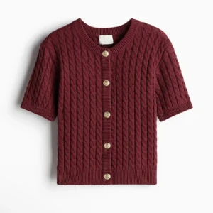 Vinröd topp - Säljer min superfina vinröda topp från hm. Tröjan är i flätat material. Den är helt ny och oanvänd, så den är i nyskick. 