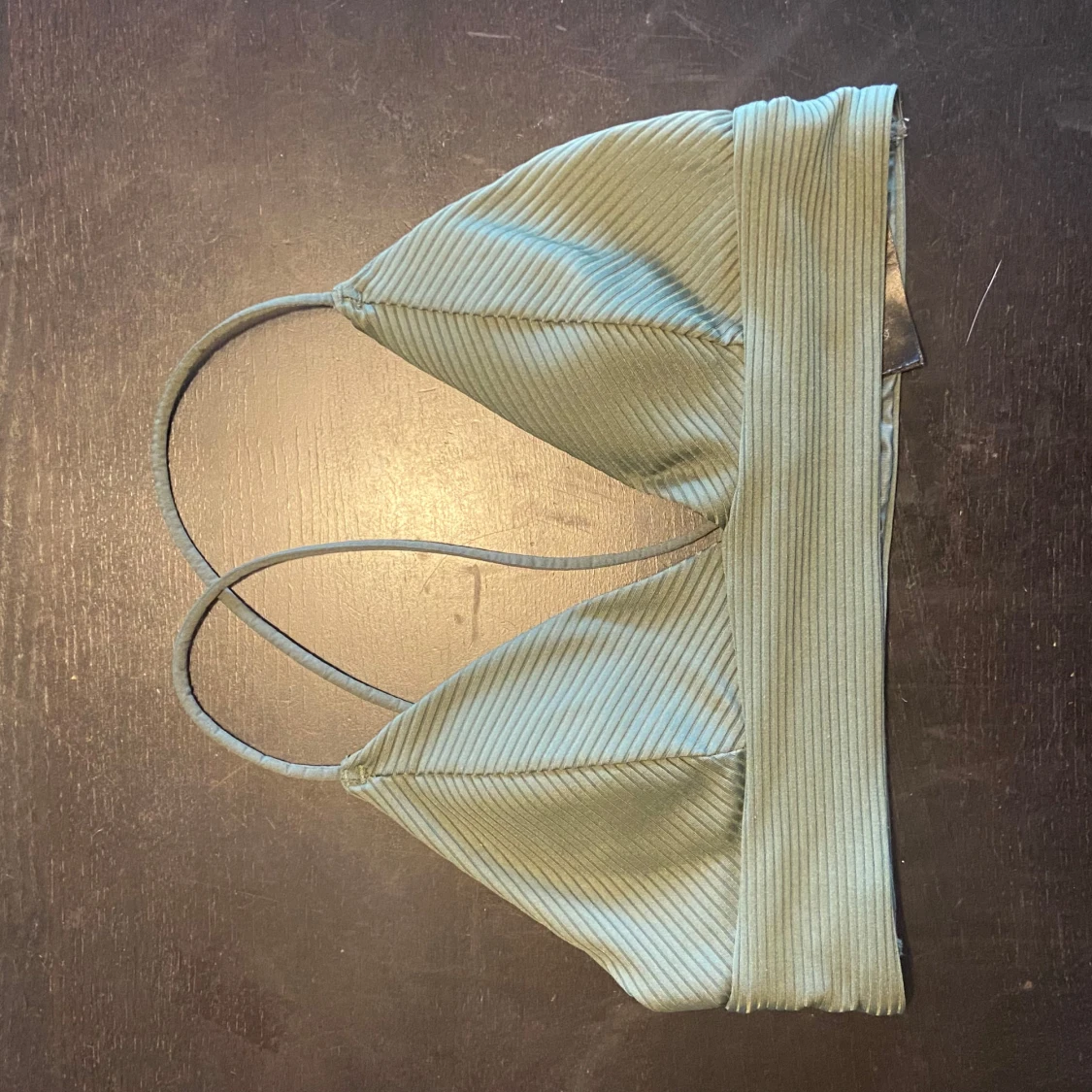 Grön ribbad topp med smala axelband - 78