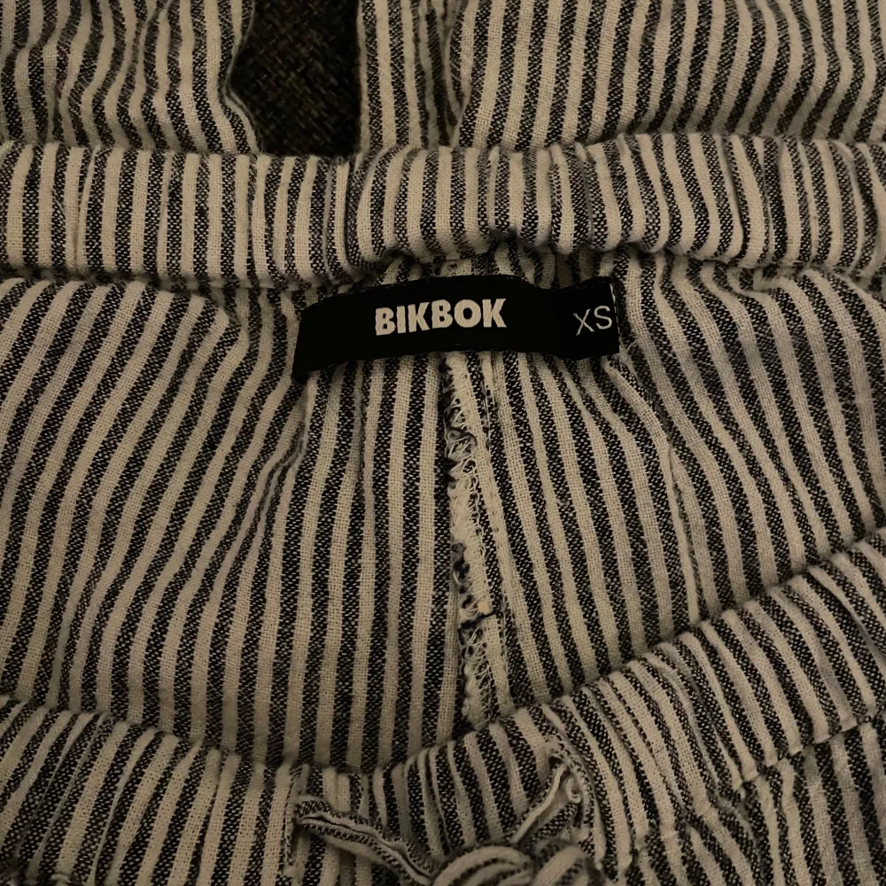 Randiga linnebyxor från BikBok. Använda fåtal gånger då de är lite för stora för mig. Storlek xs 💕. Jeans & Byxor.