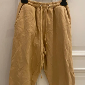 Sweatpants - Aikanaan aika käytetyt collegehousut. Vähän nukkaantuneet ja edessä pieni punainen maalitahra. Ostettu Missguidedin petite osastolta.