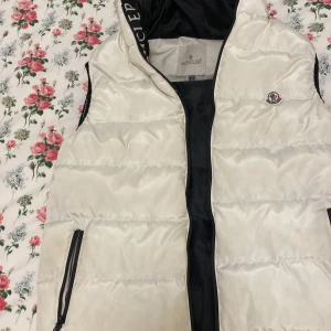 Moncler  - Säljer min Moncler som är bara använt 3 gånger, storlek S Priset går och diskutera 