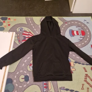 Svart hoodie - Bra skick. Saknar dock snören. Pris kan diskuteras 