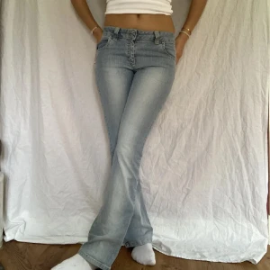 Lågmidjade bootcut jeans  - Säljer dess snygga lågmidjade jeans💕Midjemått 35cm (rakt över) men är stretchiga. Inerbenslängd 78cm