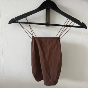 Brun topp - Brun topp med öppen rygg