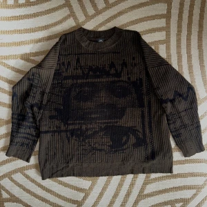 UO stickad tröja - En brun stickad tröja från Urban Outfitters. Storlek L, Den är i bra skick men har lite noppor på sig. Mer info i profilen ᥫ᭡